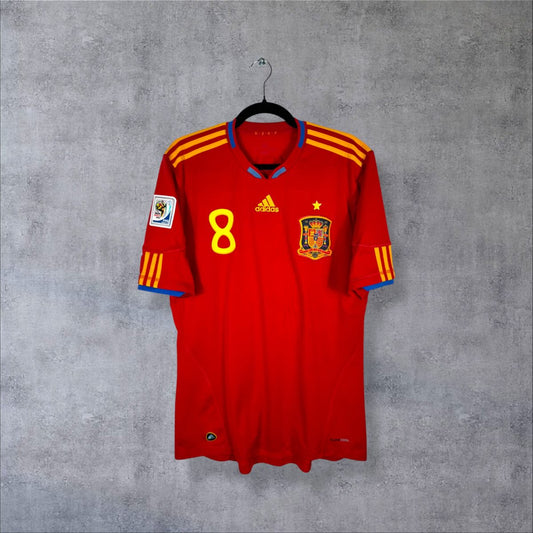 Maillot Espagne domicile 2010 adidas de face, épaules à bandes or, numéro 8 sur le torse