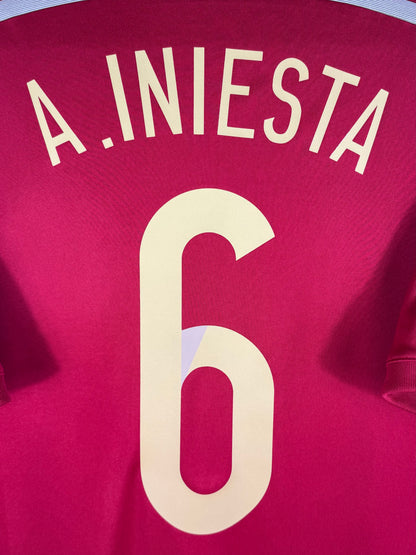 Détail de la typographie du flocage sur le numéro 6 d'Andrés Iniesta