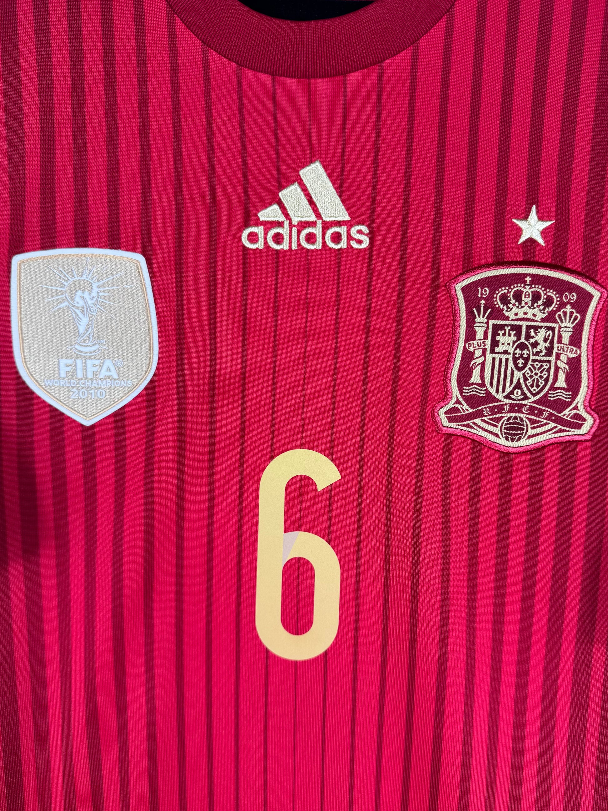 Détail de l'écusson de l'Espagne avec étoile et du logo Adidas