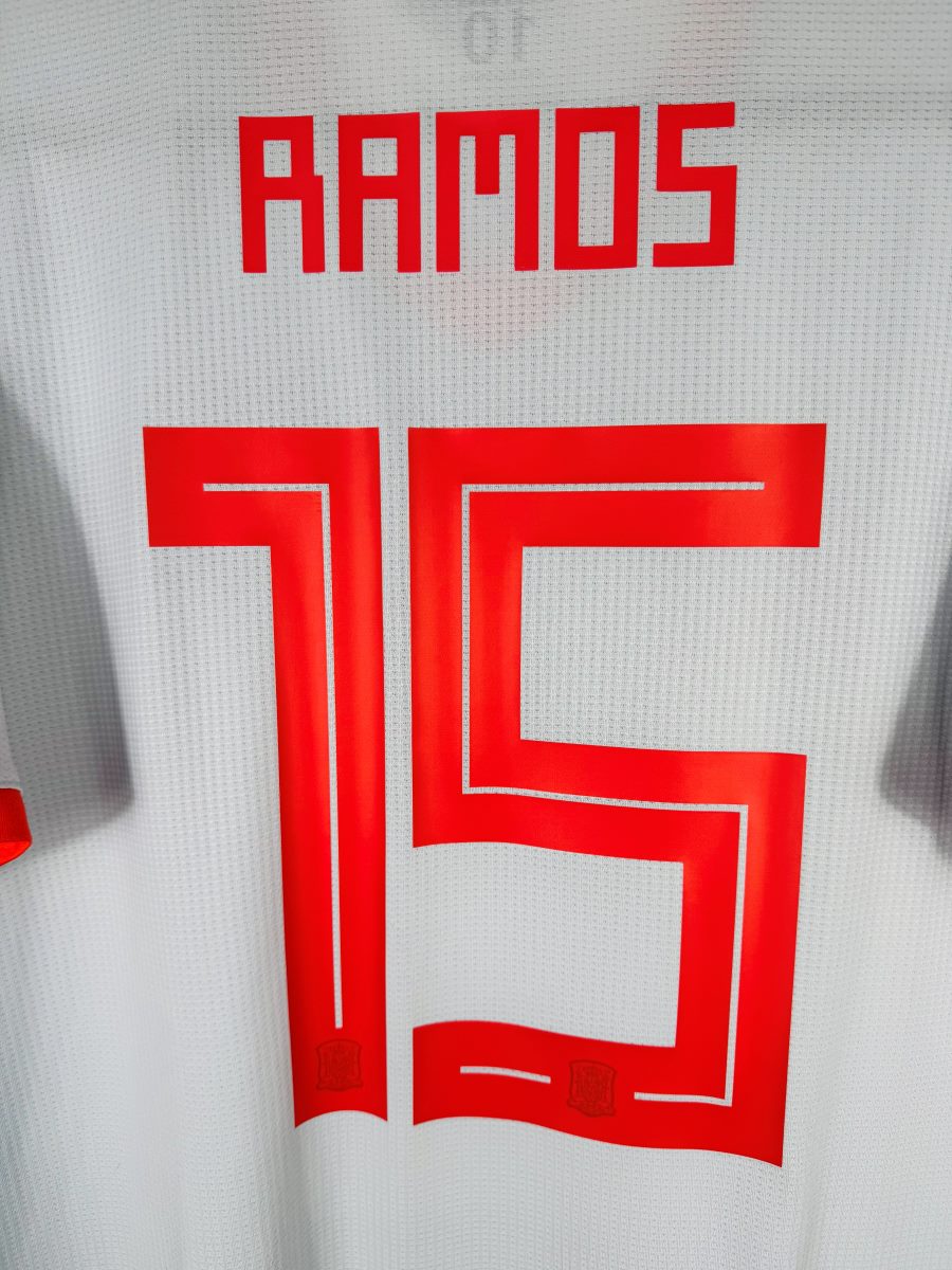 Détail flocage RAMOS 15 rouge, maillot Espagne extérieur Coupe du monde 2018