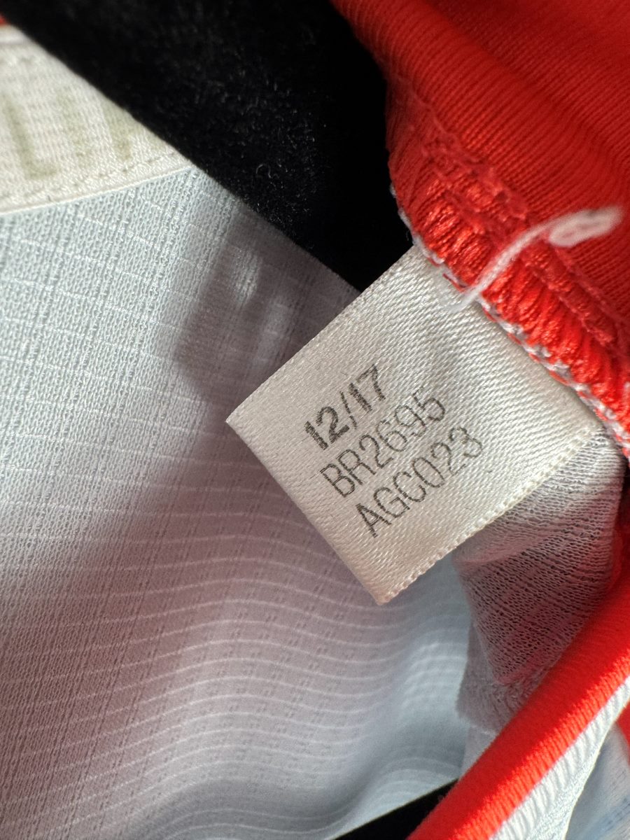 Étiquette adidas code BR2695 date 12/17, maillot Espagne extérieur 2018