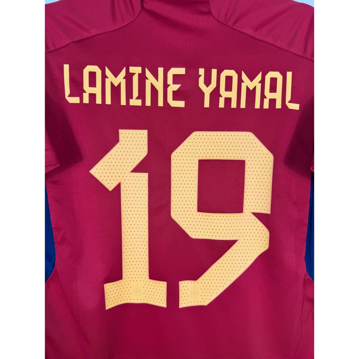 Détail de la typographie du flocage sur le numéro 19 de Lamine Yamal