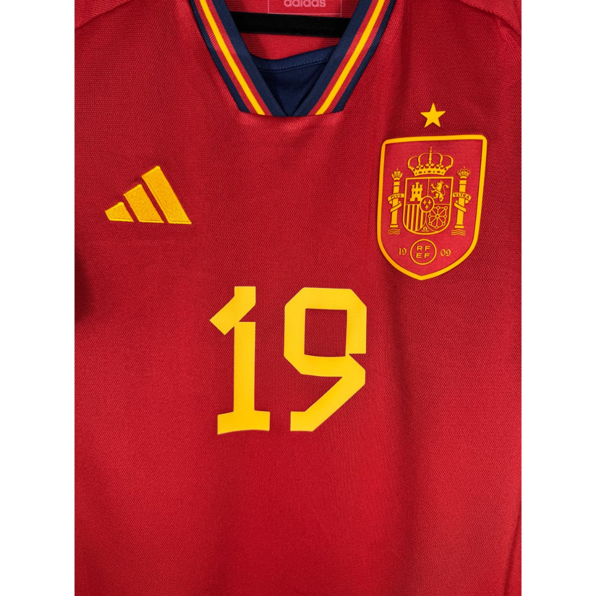 Détail de l'écusson de l'Espagne et du logo Adidas