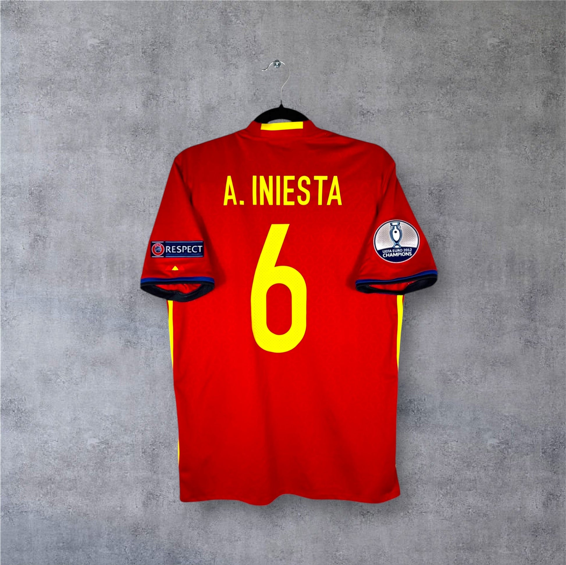 Dos du maillot de l'Espagne 2016 rouge avec flocage jaune INIESTA 6, police officielle Adidas.