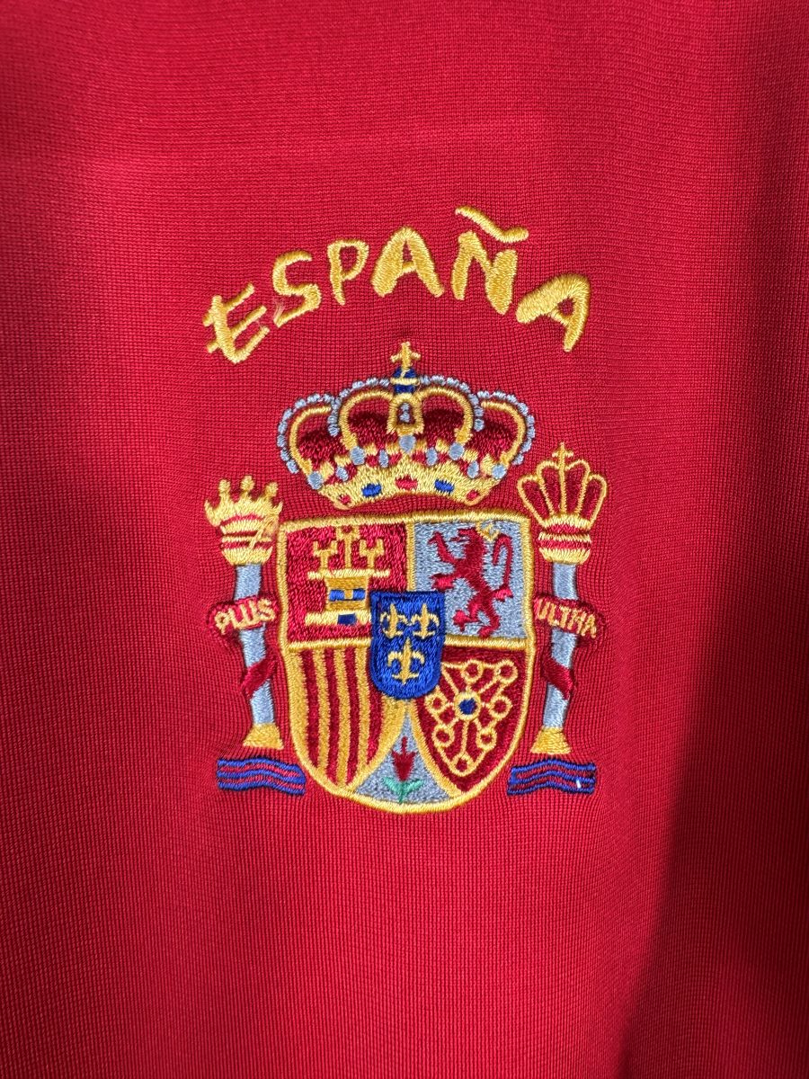 Écusson brodé armoiries royales espagnoles et devise PLUS ULTRA du maillot Espagne 2004