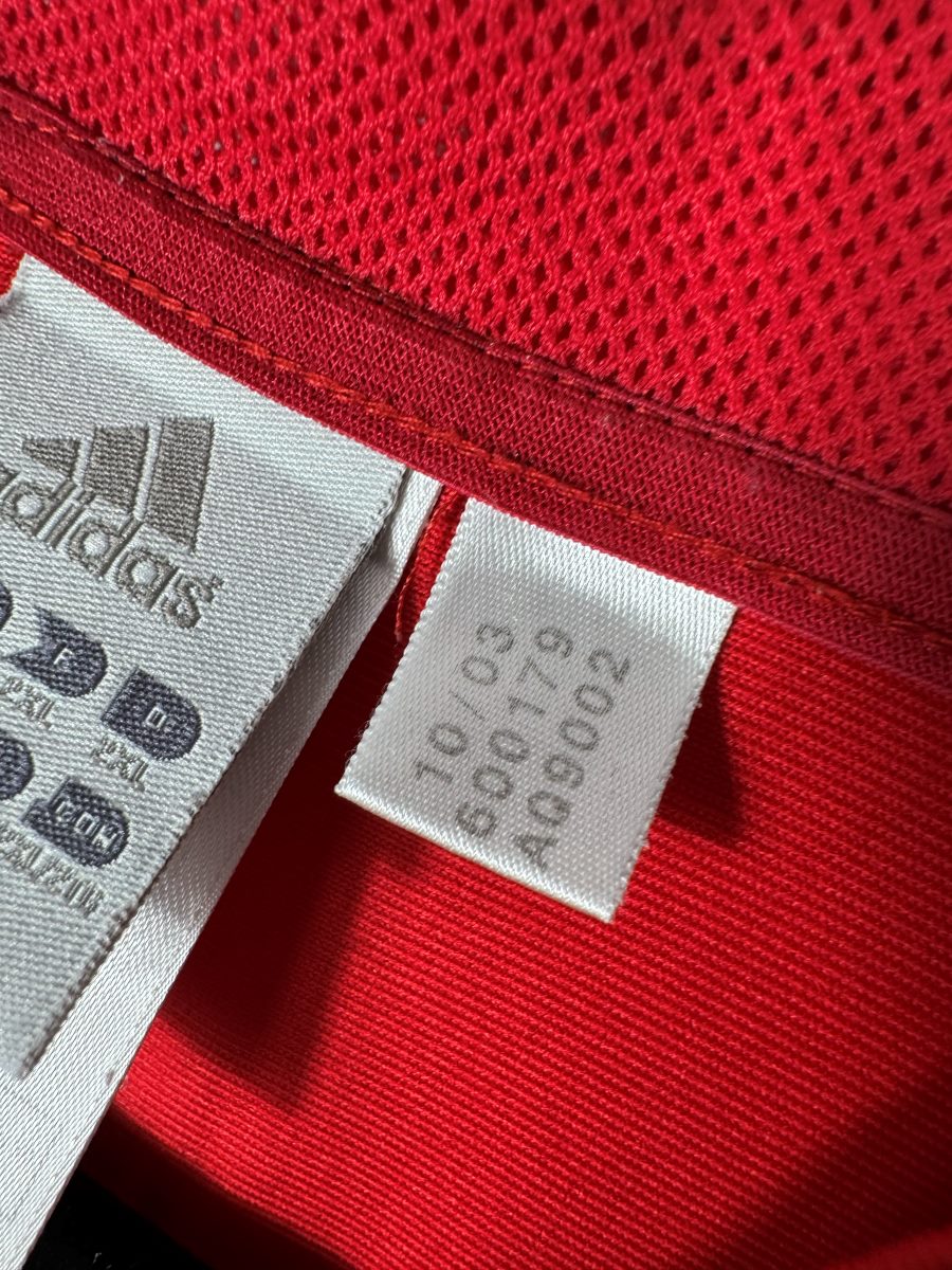 Étiquette adidas 10/03, code 600179 et référence AQ9002 du maillot Espagne Euro 2004
