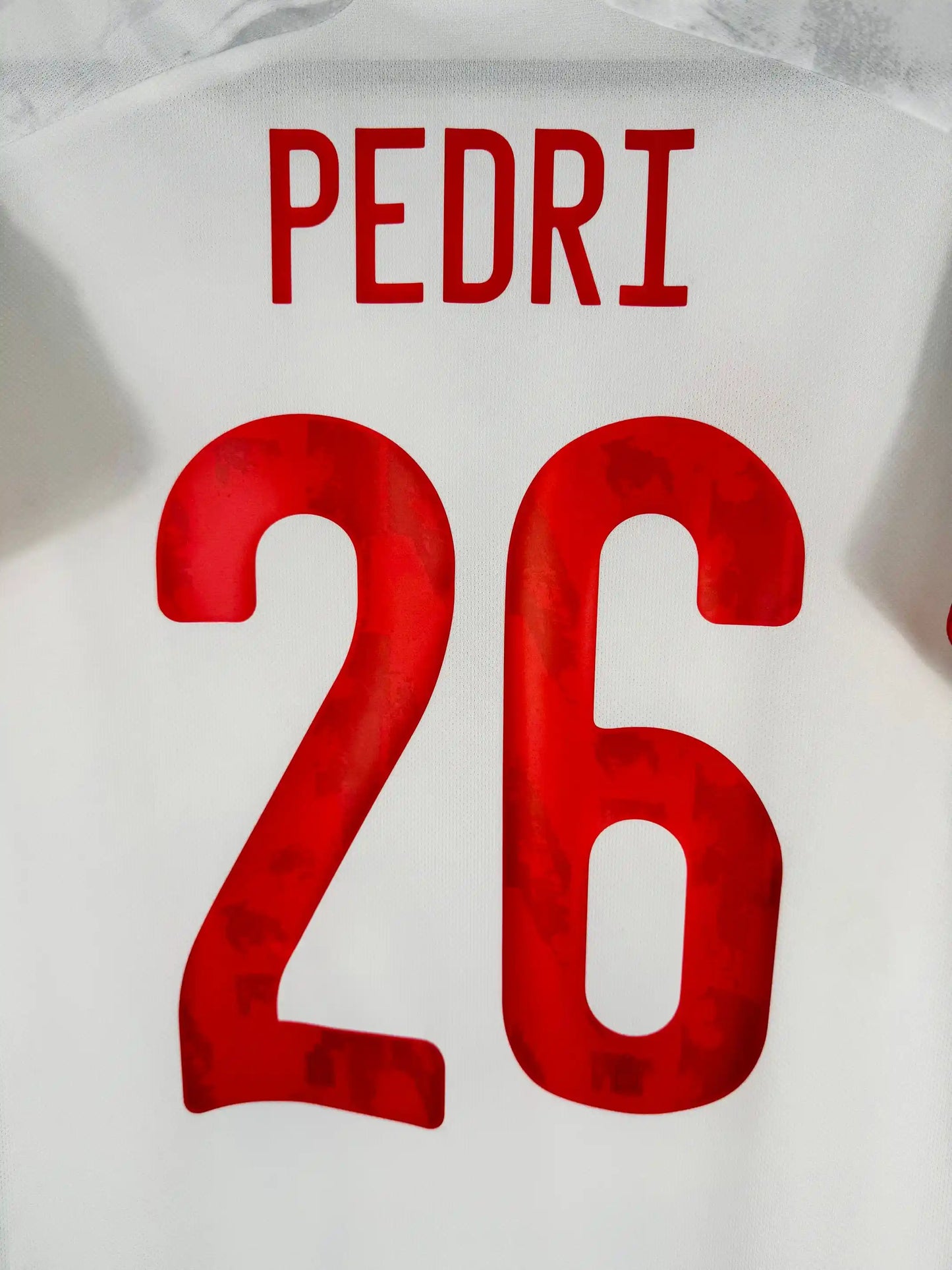 Détail flocage Pedri N°26 et patch UEFA Euro 2020 sur maillot Espagne extérieur Trophée Meilleur Jeune Joueur 18 ans révélation FC Barcelone