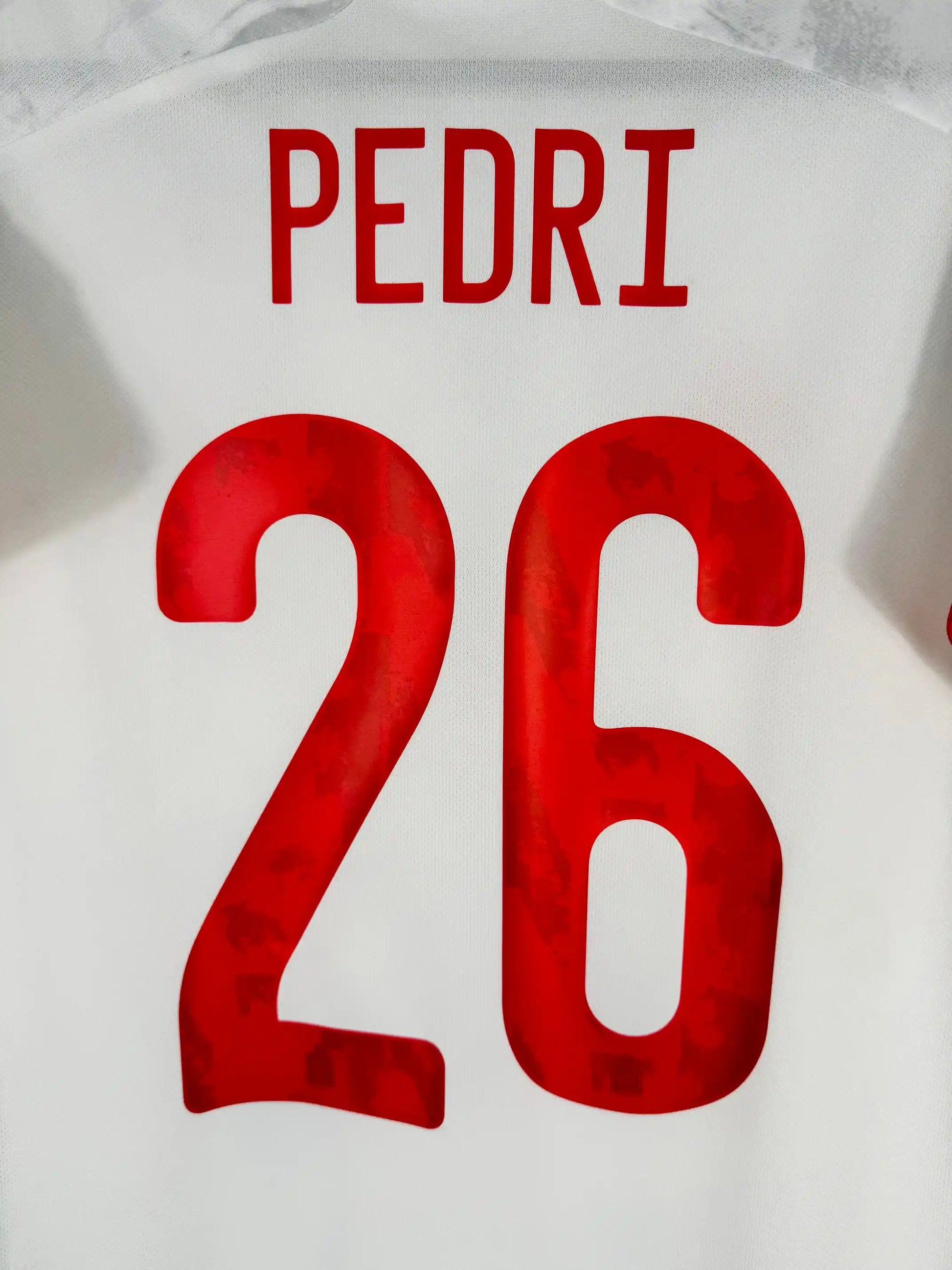 Détail flocage Pedri N°26 et patch UEFA Euro 2020 sur maillot Espagne extérieur Trophée Meilleur Jeune Joueur 18 ans révélation FC Barcelone
