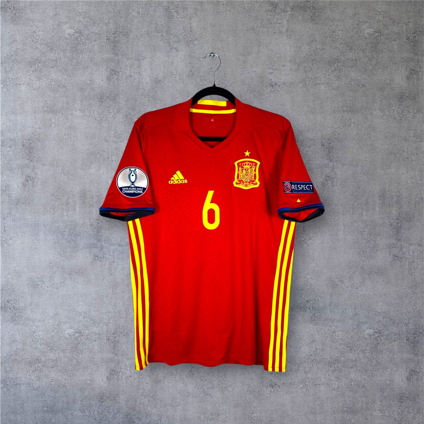 Vue de face du maillot Espagne Euro 2016 domicile rouge avec motifs triangulaires discrets.
