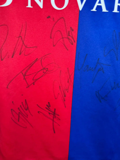 Close-up des signatures originales de l'équipe championne FC Bâle 2012-2013 dont Salah Sommer Elneny encre noire