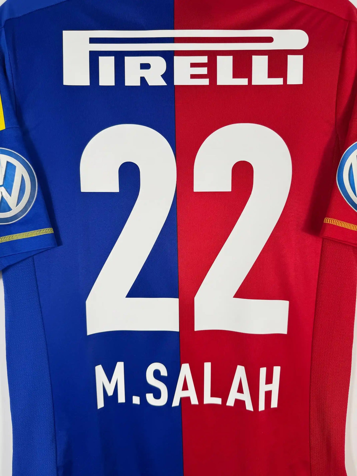 Détail flocage M.Salah N°22 et patch Pirelli sur maillot FC Bâle domicile 2012-2013 saison de l'éclosion européenne