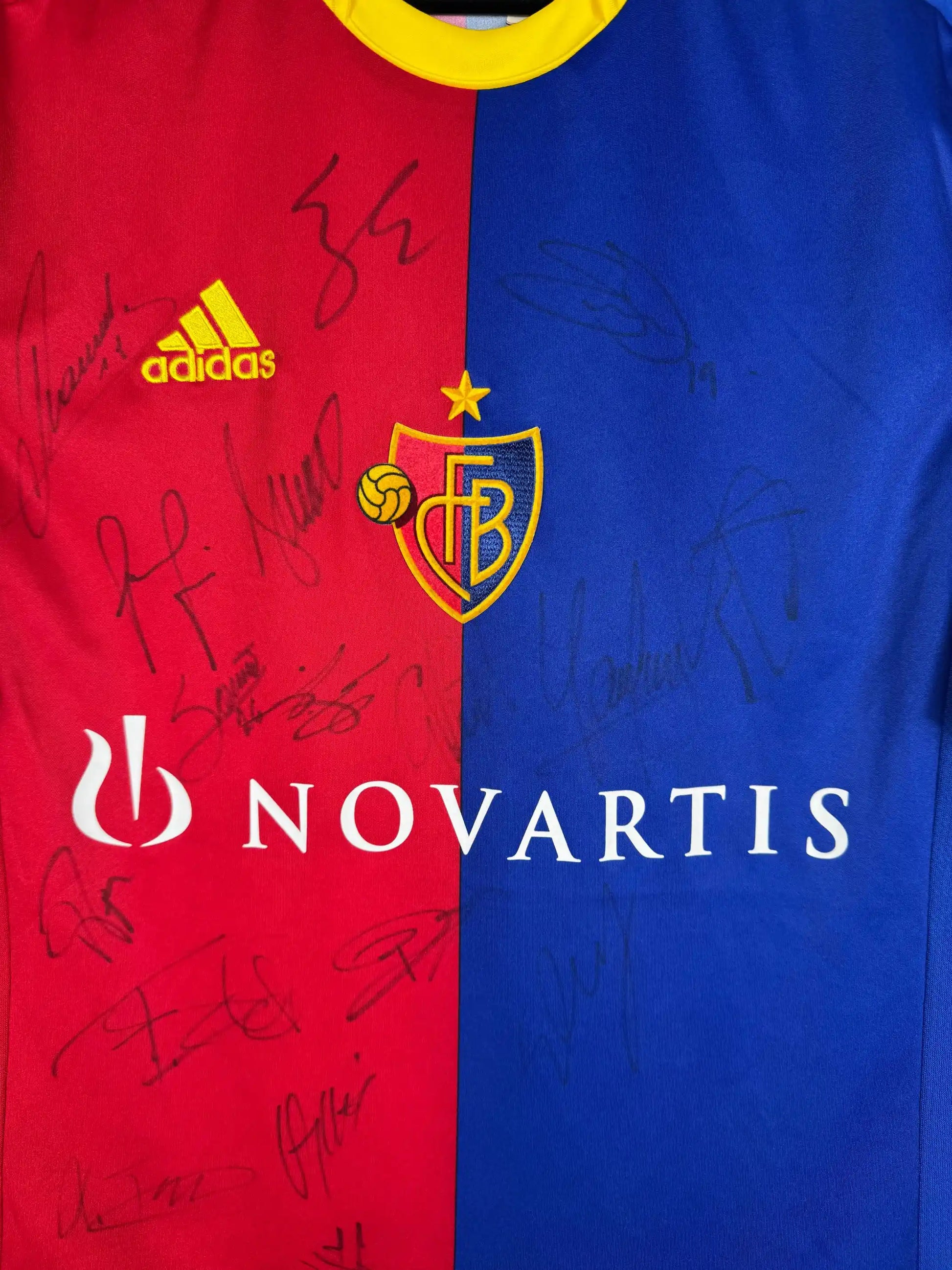 Détail sponsor Novartis et écusson FC Basel 1893 sur maillot signé équipe championne 2012-2013