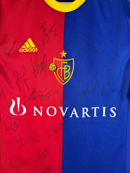 Détail sponsor Novartis et écusson FC Basel 1893 sur maillot signé équipe championne 2012-2013
