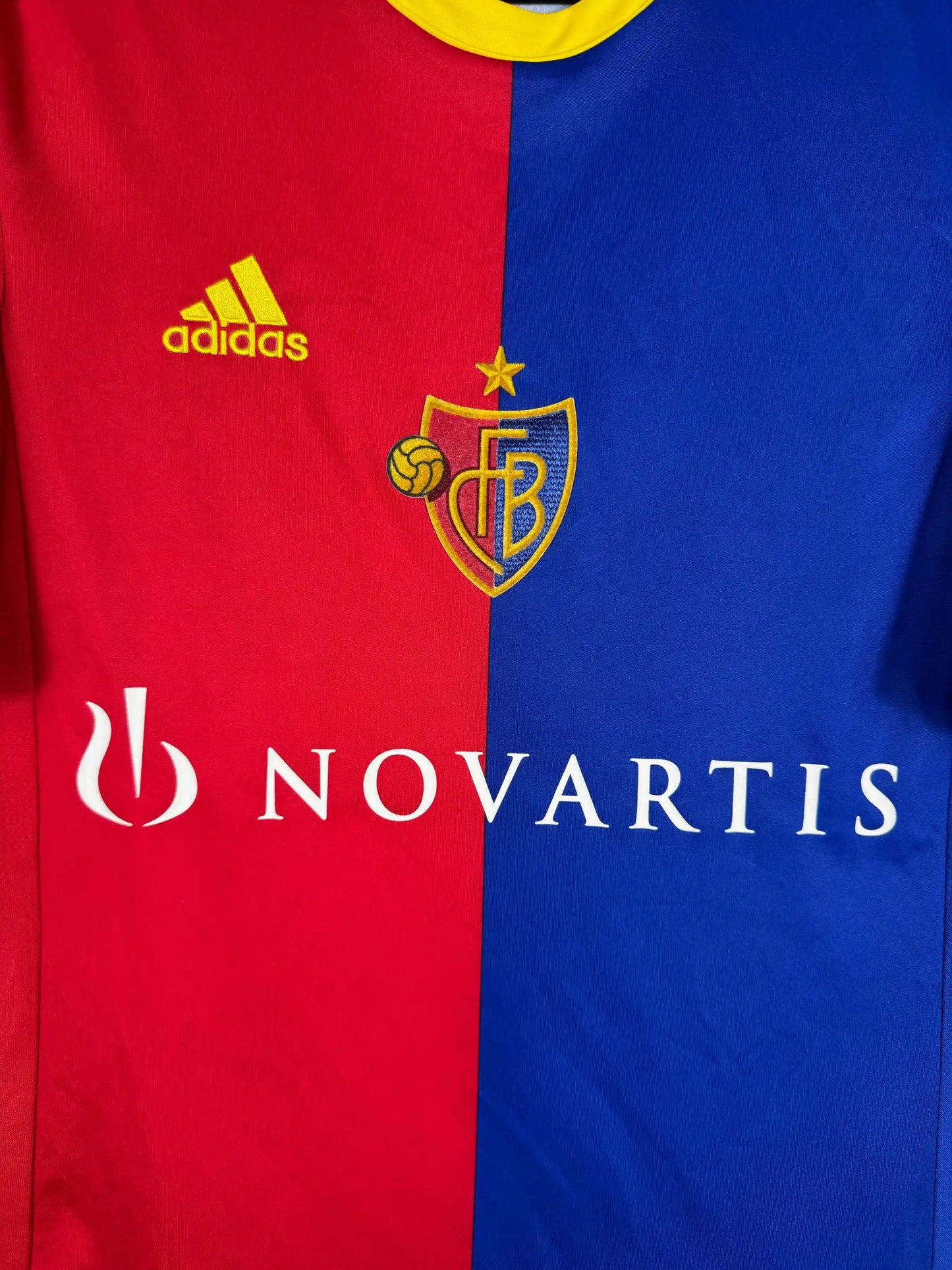Détail sponsor Novartis, écusson FC Basel 1893 et patch Volkswagen Swiss Super League sur maillot domicile 2012-2013