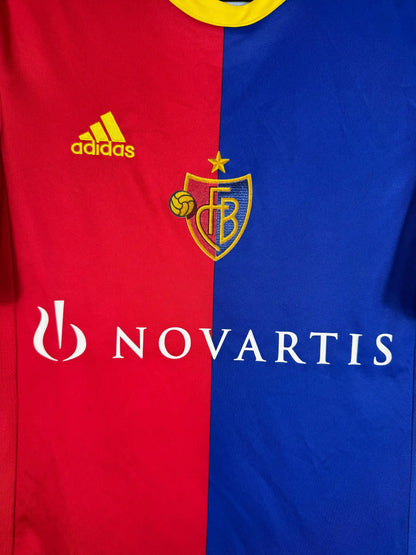 Détail sponsor Novartis, écusson FC Basel 1893 et patch Volkswagen Swiss Super League sur maillot domicile 2012-2013