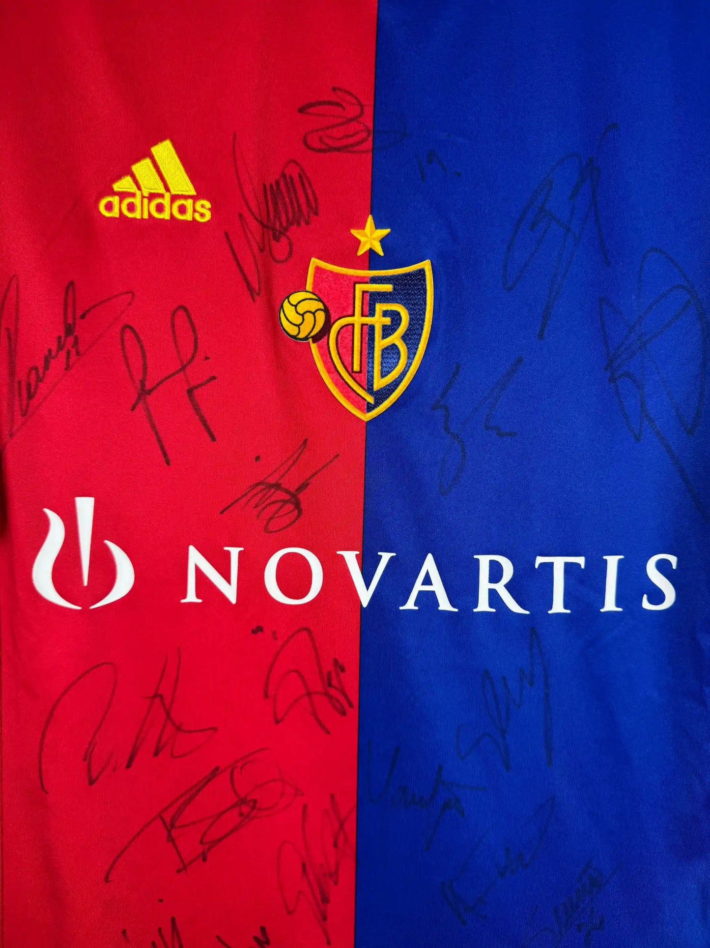 Détail sponsor Novartis et écusson FC Basel 1893 sur maillot signé domicile 2012-2013
