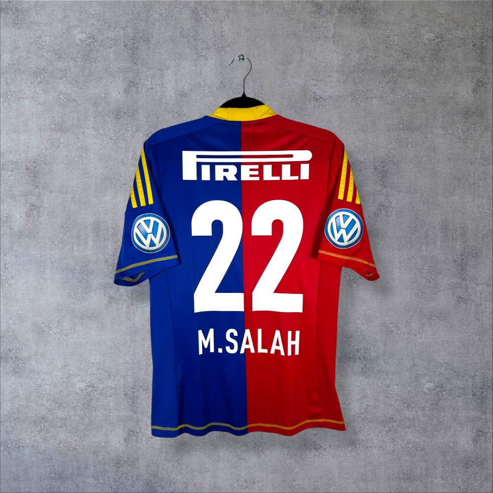 Dos du maillot FC Bâle 2012-2013 domicile bicolore rouge bleu avec flocage M.Salah N°22 et patch Pirelli authentique Swiss Super League