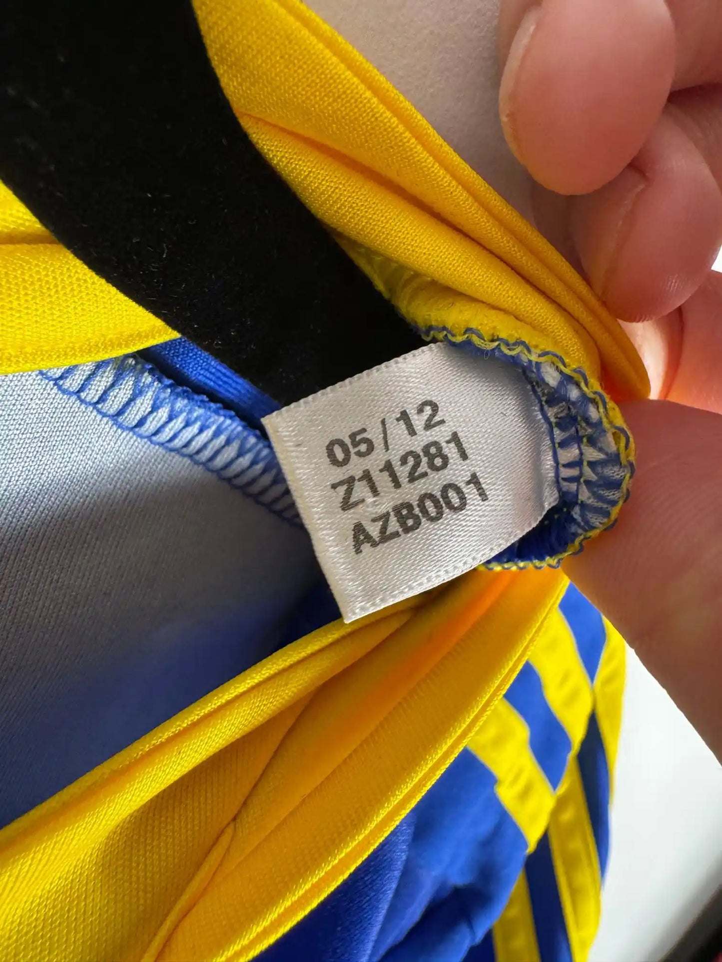 Étiquette intérieure d'authenticité avec code Adidas Z11281 prouvant l'originalité du maillot signé FC Bâle équipe championne 2012-2013