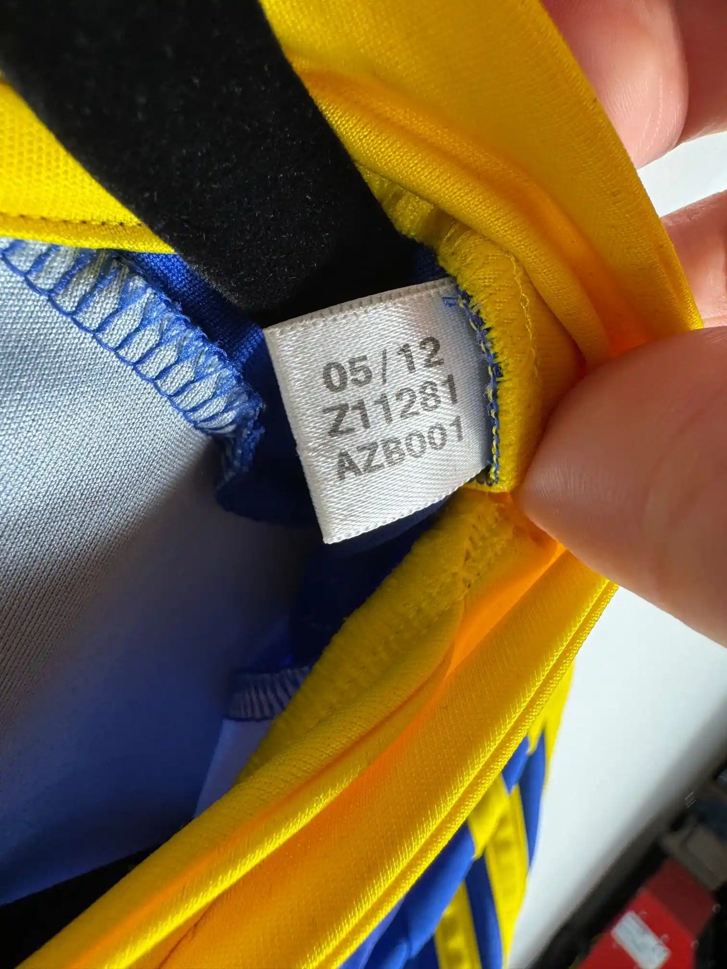 Étiquette intérieure d'authenticité avec code Adidas Z11281 prouvant l'originalité du maillot signé FC Bâle équipe championne 2012-2013