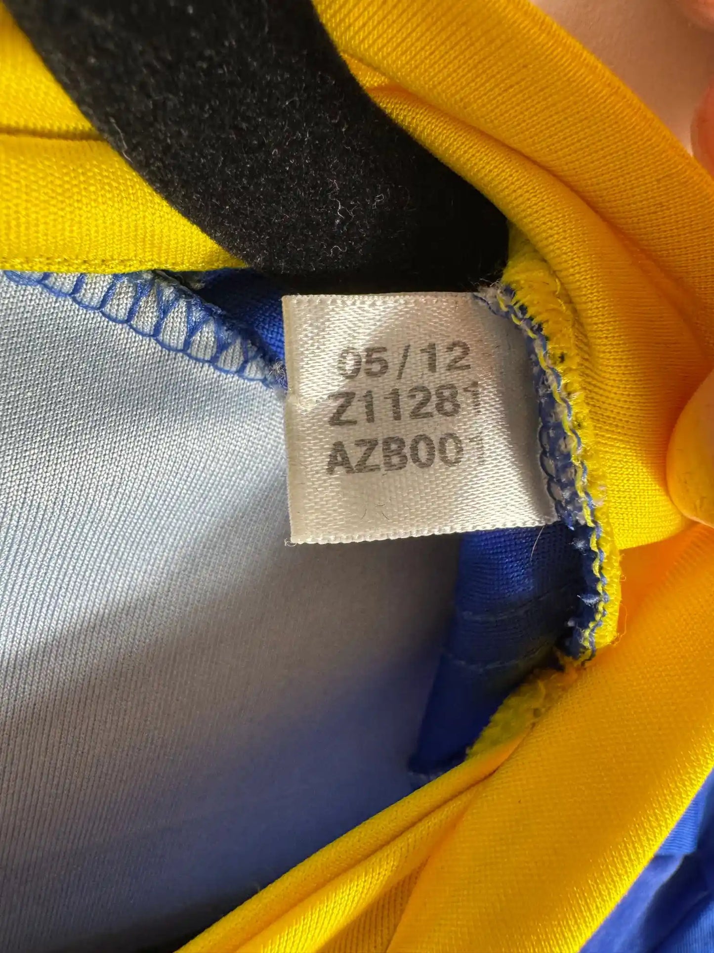Étiquette intérieure d'authenticité avec code Adidas Z11281 prouvant l'originalité du maillot FC Bâle home Salah 2012-2013