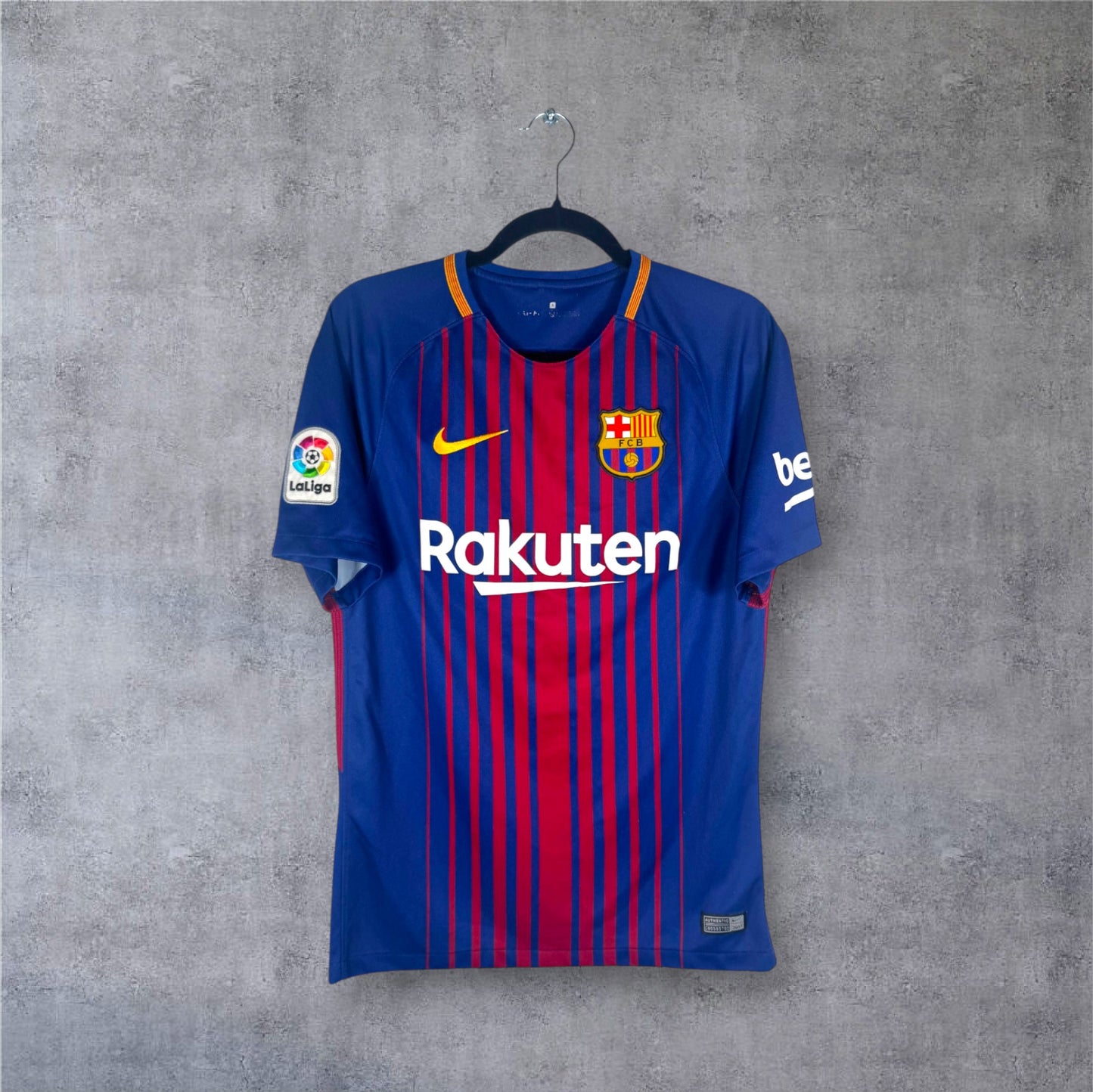 Vue de face du maillot FC Barcelone 2017/18 avec nouveau sponsor Rakuten et bandes déstructurées.