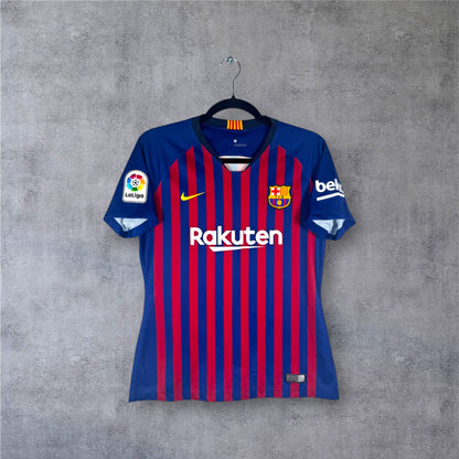 Vue de face du maillot femme Barça 2018/19 avec fines rayures blaugrana.