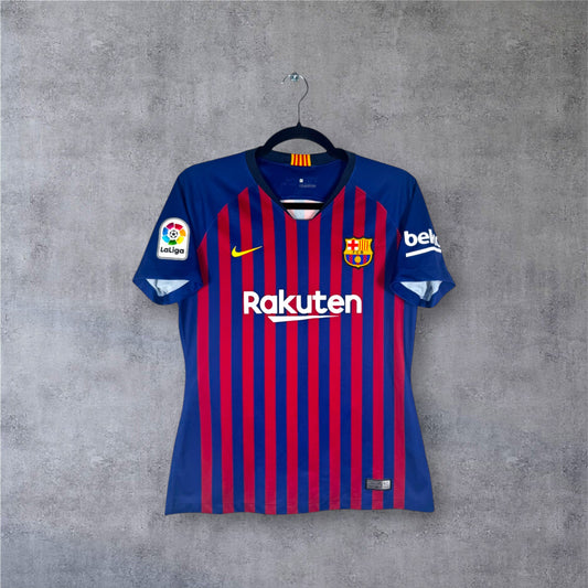 Vue de face du maillot femme Barça 2018/19 avec fines rayures blaugrana.