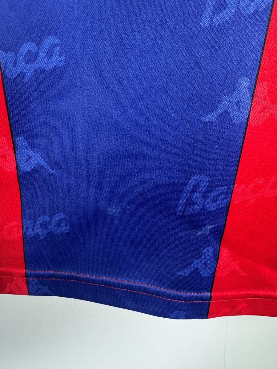 Deux accrocs minimes dans la maille bleue en bas du maillot FC Barcelone 1992-1995 domicile