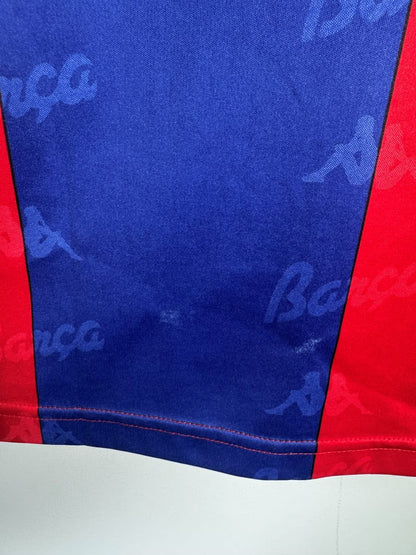 Deux accrocs minimes dans la maille bleue en bas du maillot FC Barcelone 1992-1995 domicile