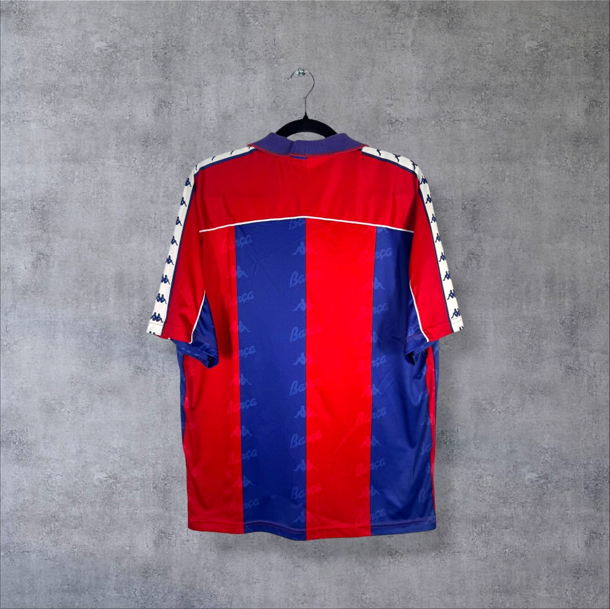 Dos vierge du maillot FC Barcelone 1992-1995 domicile Kappa, bandes Omini sur les manches