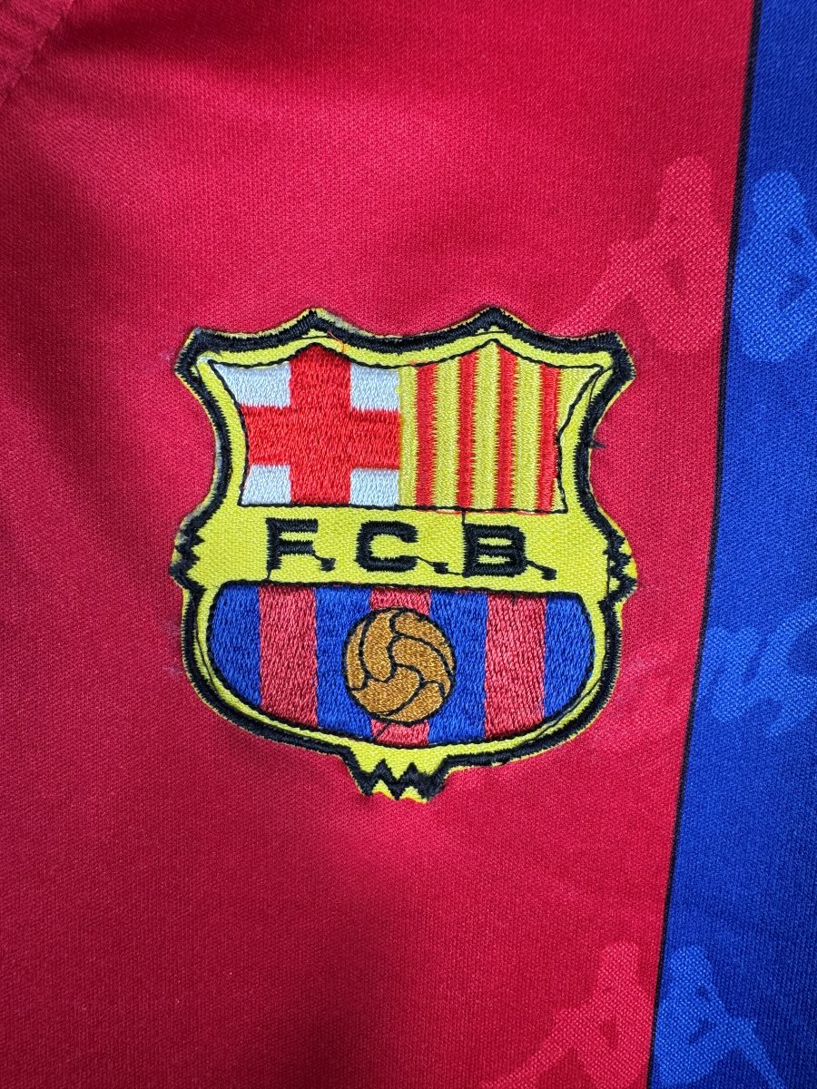 Écusson F.C.B. brodé d'époque sur le maillot FC Barcelone 1992-1995 domicile Kappa