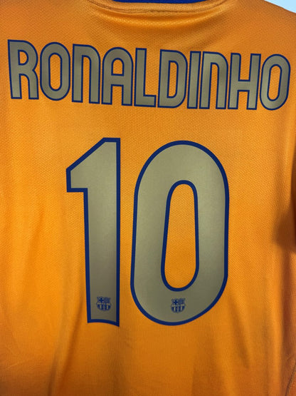 Détail flocage Ronaldinho 10 doré cerclé de bleu, maillot FC Barcelone extérieur 2006-2007