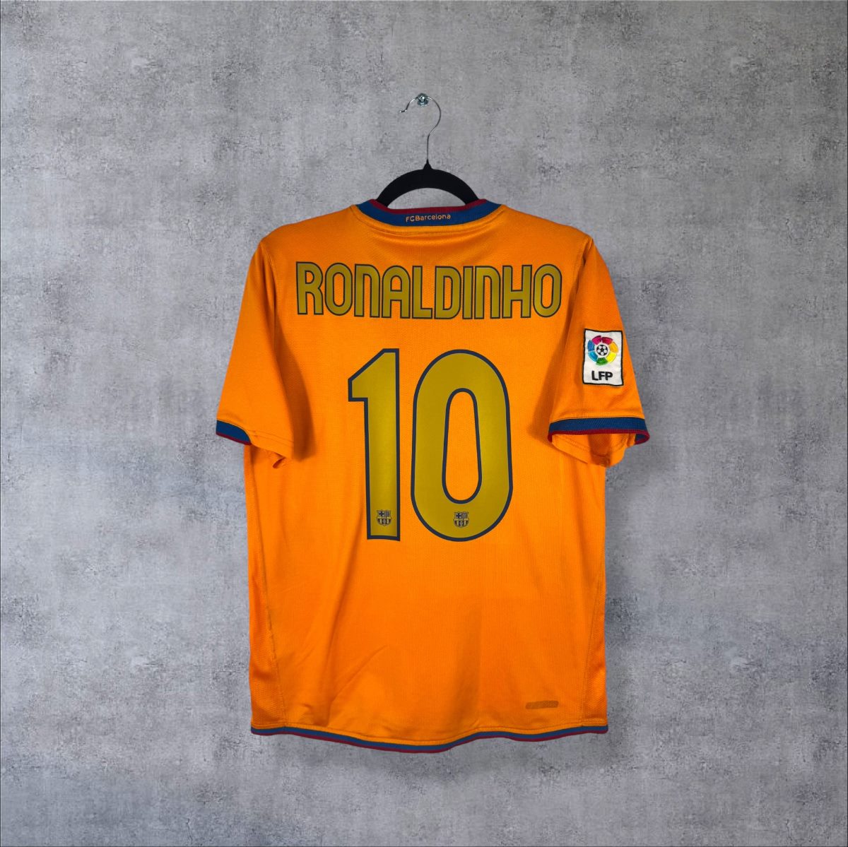 Maillot FC Barcelone 2006-2007 extérieur Nike orange, dos floqué Ronaldinho 10 doré et patch LFP