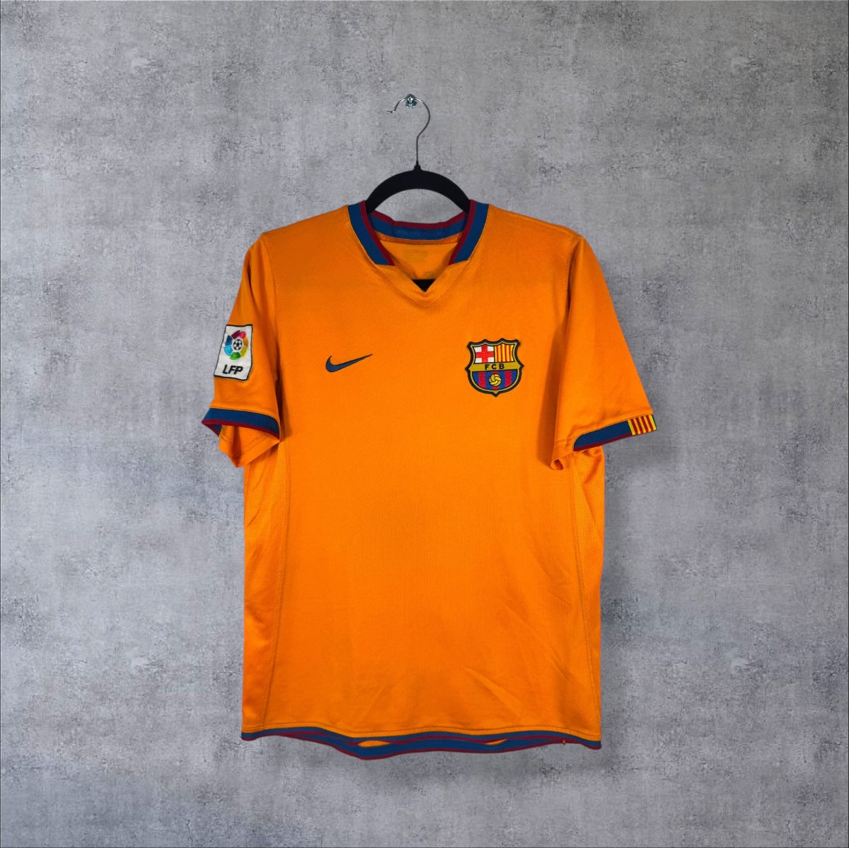 Maillot FC Barcelone extérieur 2006-2007 orange de face, col en V bleu et grenat, sans sponsor