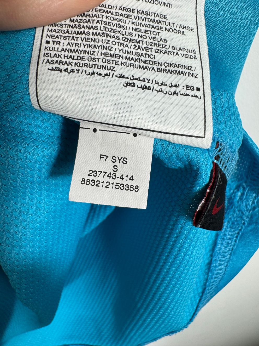 Étiquette d'authenticité avec code Nike 237743-414 prouvant l'originalité du maillot
