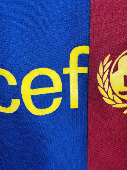 Craquelures fines sur la fin du sponsor Unicef et son logo, maillot Barça 2007-2008