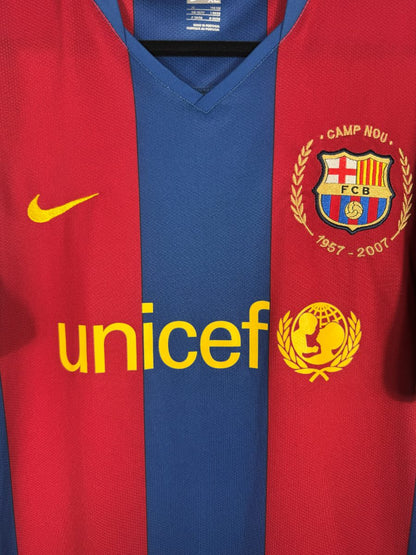 Détail écusson Camp Nou 1957-2007 et sponsor Unicef maillot FC Barcelone 2007-2008
