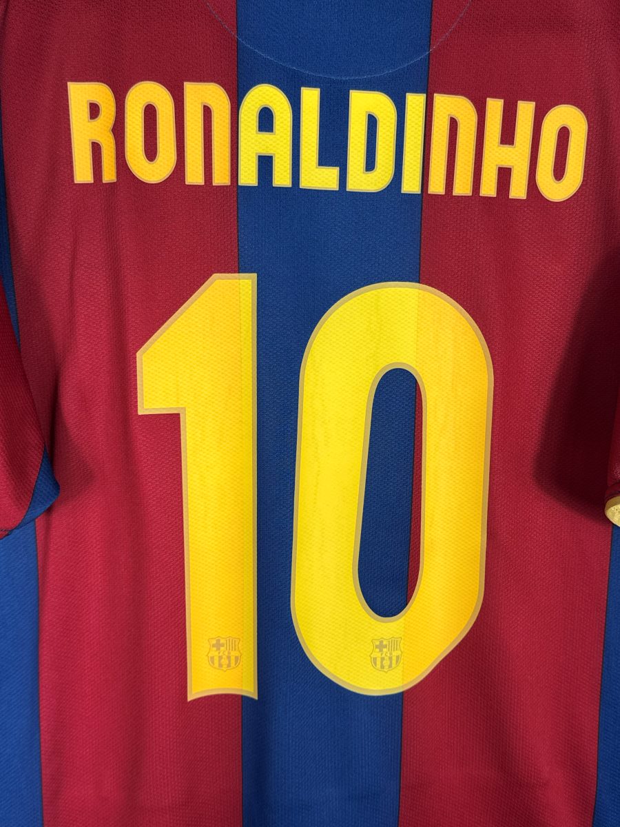 Détail flocage Ronaldinho N°10 maillot FC Barcelone 2007-2008
