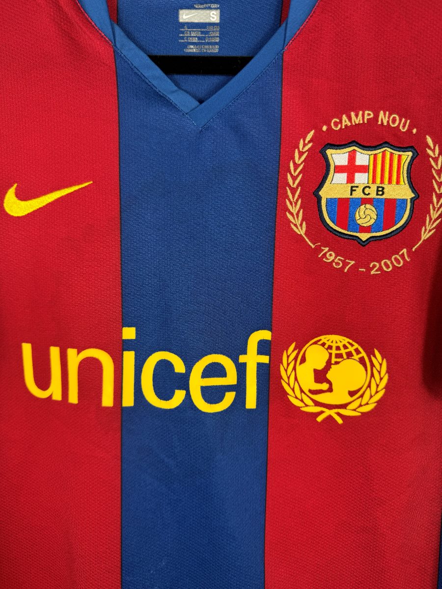 Écusson brodé du Barça avec couronne de laurier Camp Nou 1957-2007, virgule Nike et sponsor Unicef, maillot domicile 2007-2008
