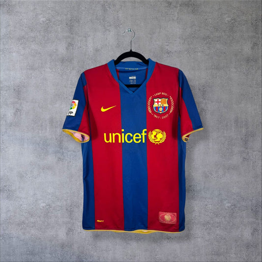 Maillot FC Barcelone 2007-2008 domicile de face, rayures bleues et grenat, sponsor Unicef et écusson Camp Nou 1957-2007