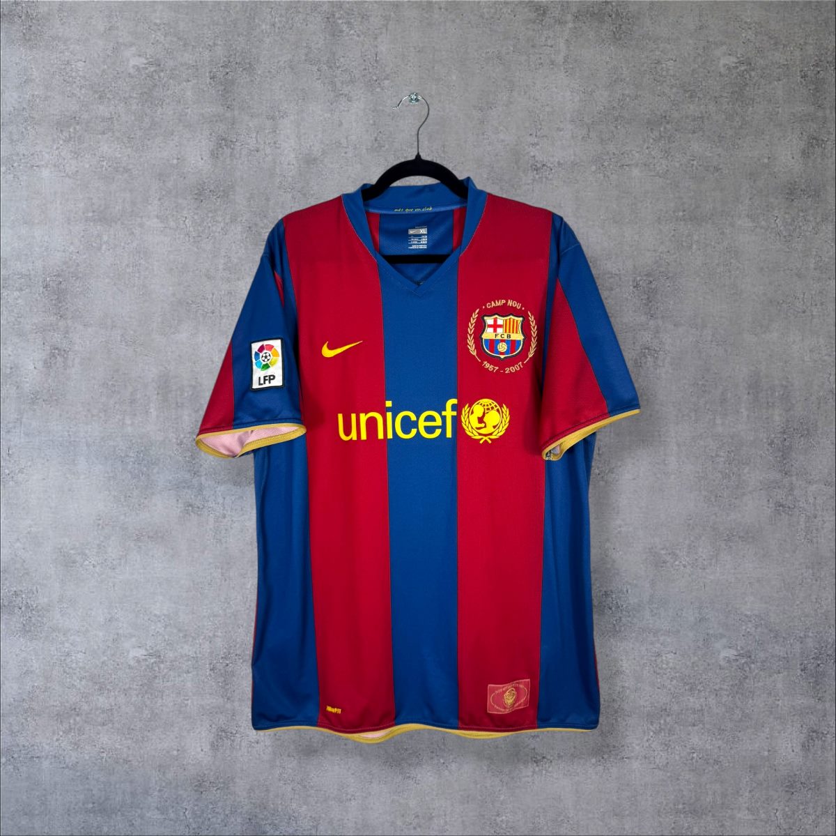 Maillot FC Barcelone 2007-2008 domicile vue face sponsor Unicef et écusson 50 ans Camp Nou