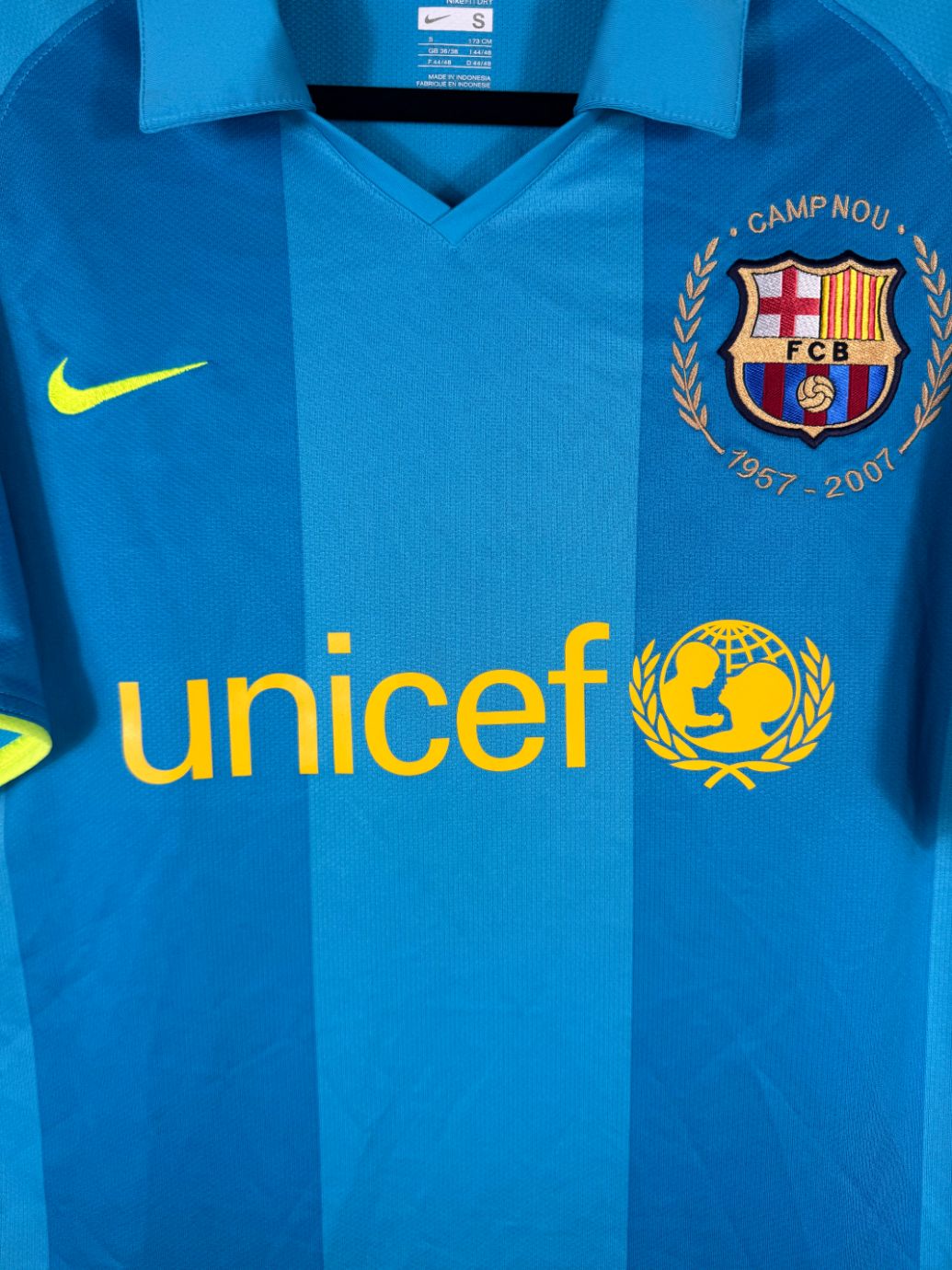 Détail de l'écusson du Barça (Camp Nou 1957-2007) et du logo Nike