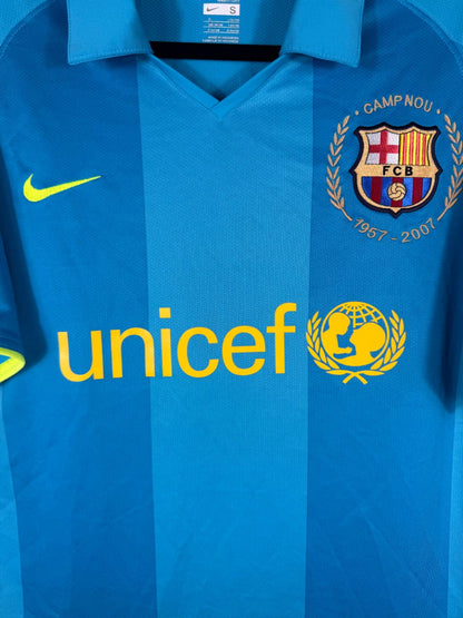 Détail de l'écusson du Barça (Camp Nou 1957-2007) et du logo Nike