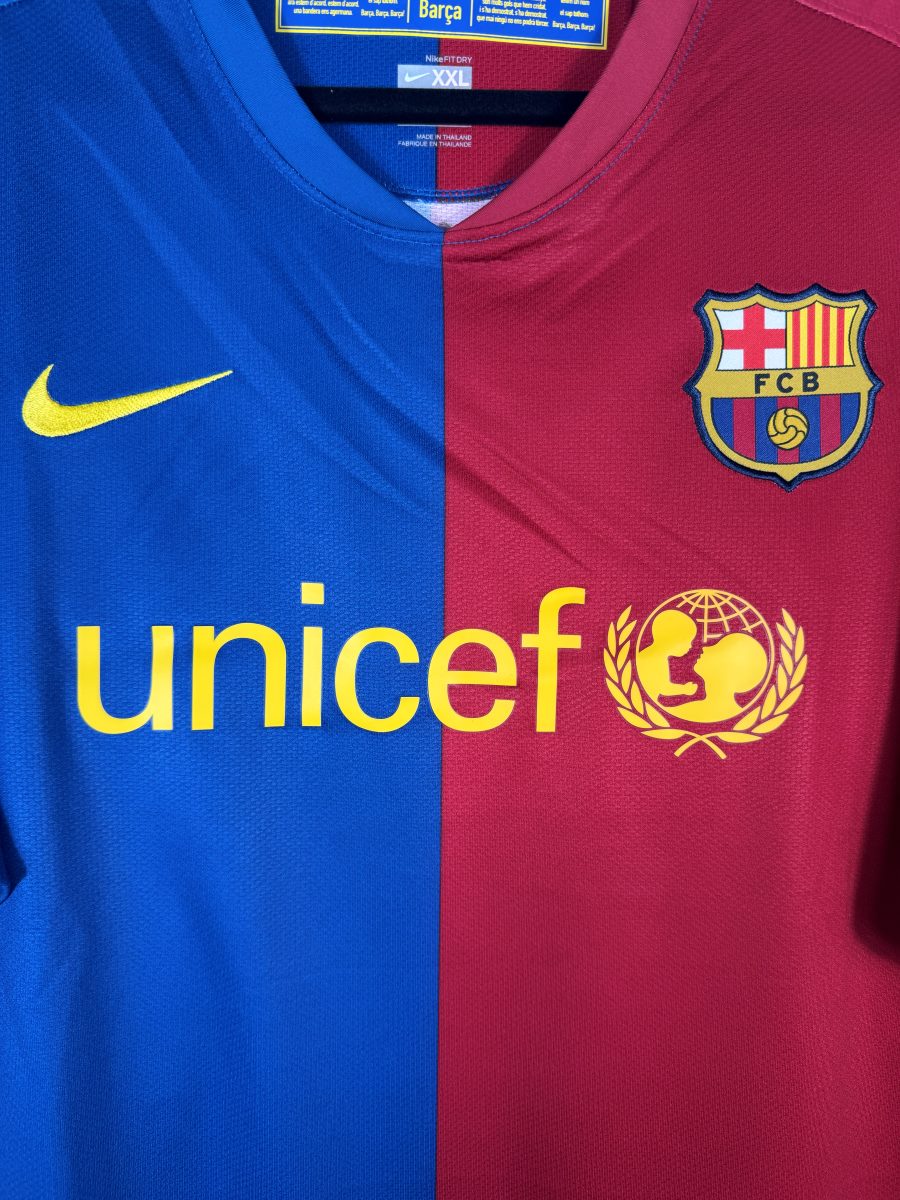 Écusson brodé FCB, swoosh Nike et logo UNICEF sur le maillot FC Barcelone 2008-2009
