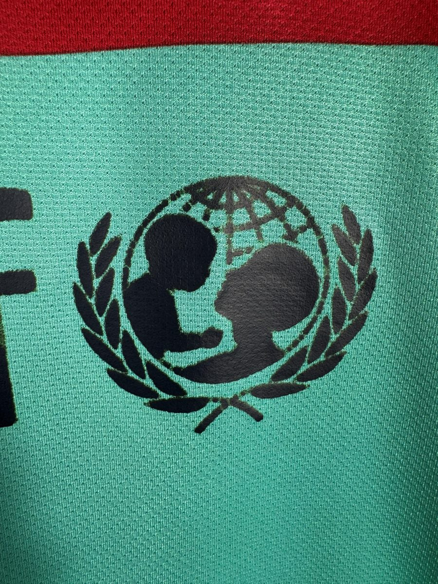 Micro usure du logo Unicef, maillot FC Barcelone 2010-2011 Messi