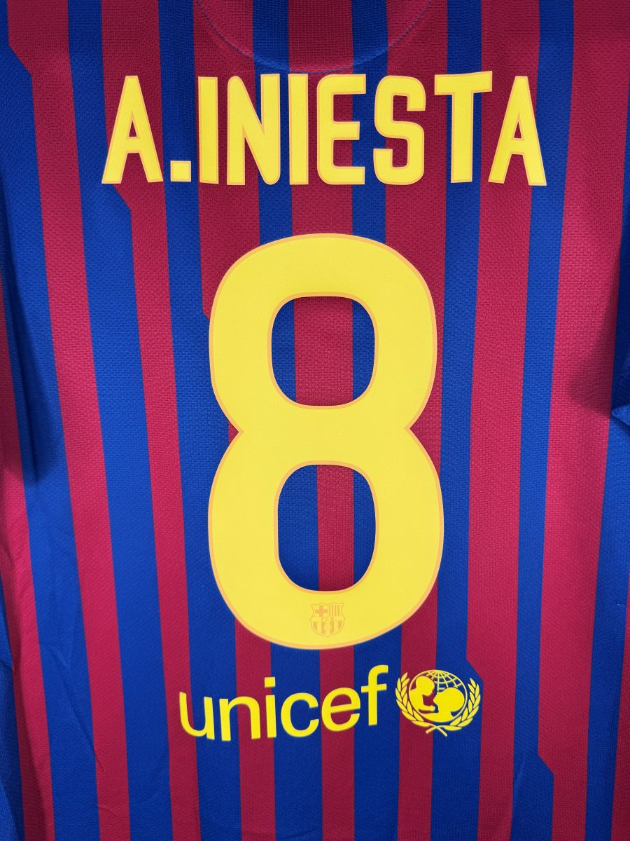 Détail du flocage A.INIESTA numéro 8 et logo unicef, maillot FC Barcelone 2011-2012 domicile