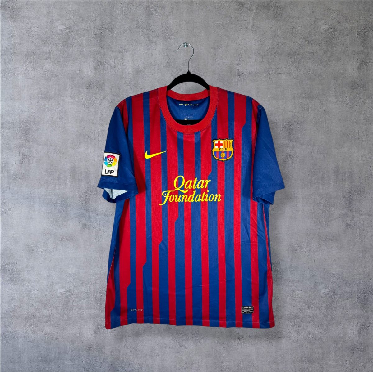 Face du maillot FC Barcelone 2011-2012 domicile Nike, sponsor Qatar Foundation et patch LFP