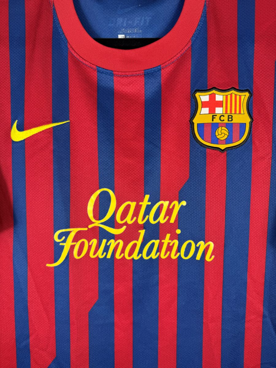 Écusson FC Barcelone brodé sur le maillot domicile blaugrana 2011-2012 d'Iniesta