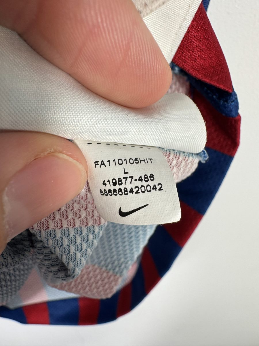 Étiquette Nike d'origine taille L et code d'authenticité 419877-486 du maillot FC Barcelone 2011-2012
