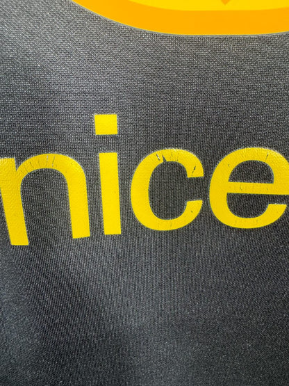 Craquelures fines sur le sponsor Unicef du dos, maillot FC Barcelone extérieur 2011-2012